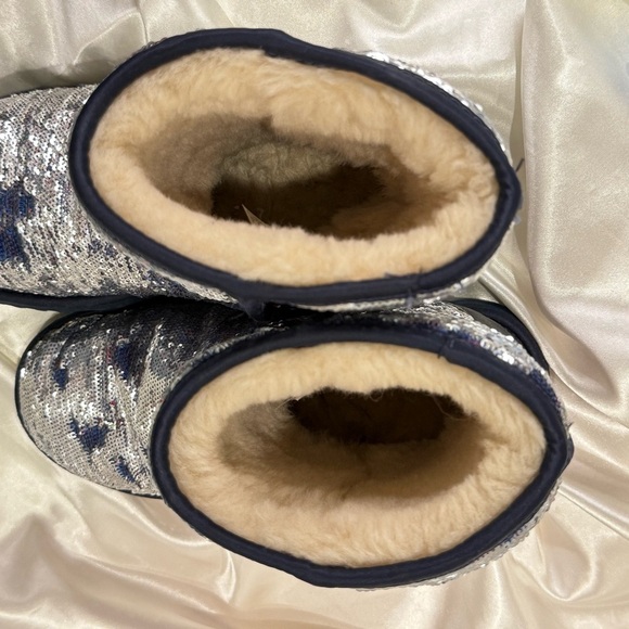 Ugg Short Stellar Sequin Boots Silver Red Blue Shearling Size 6 Special Edition - Picture 8 of 13
